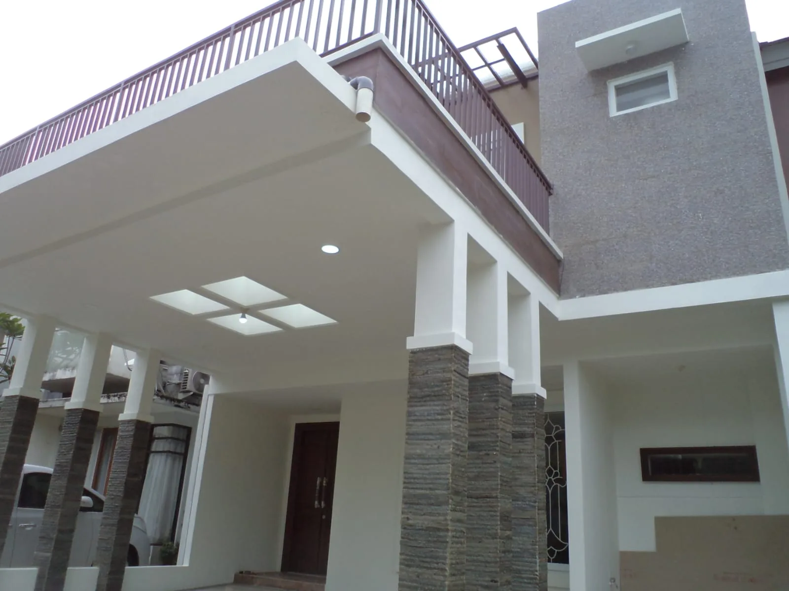 Detail fasad dan carport hasil pekerjaan Alhambra Build