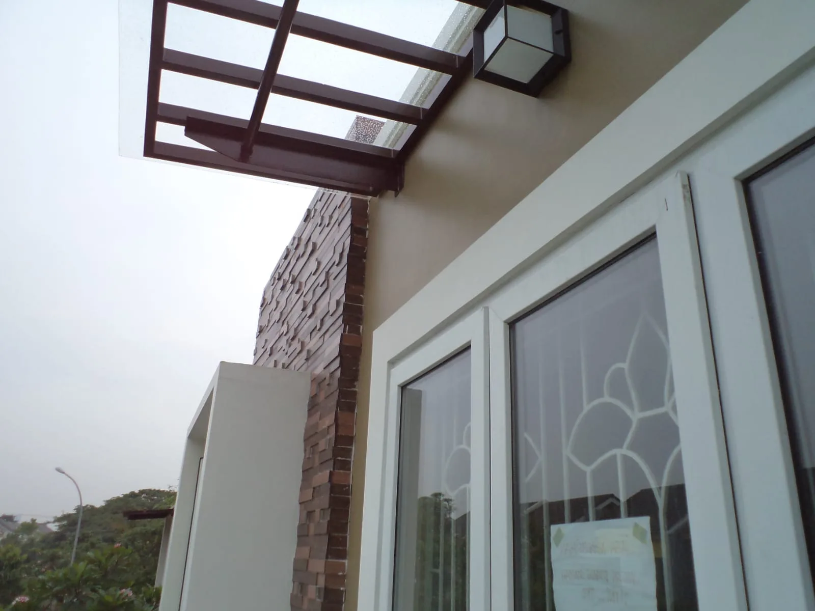 Detail kanopi dan material fasad rumah