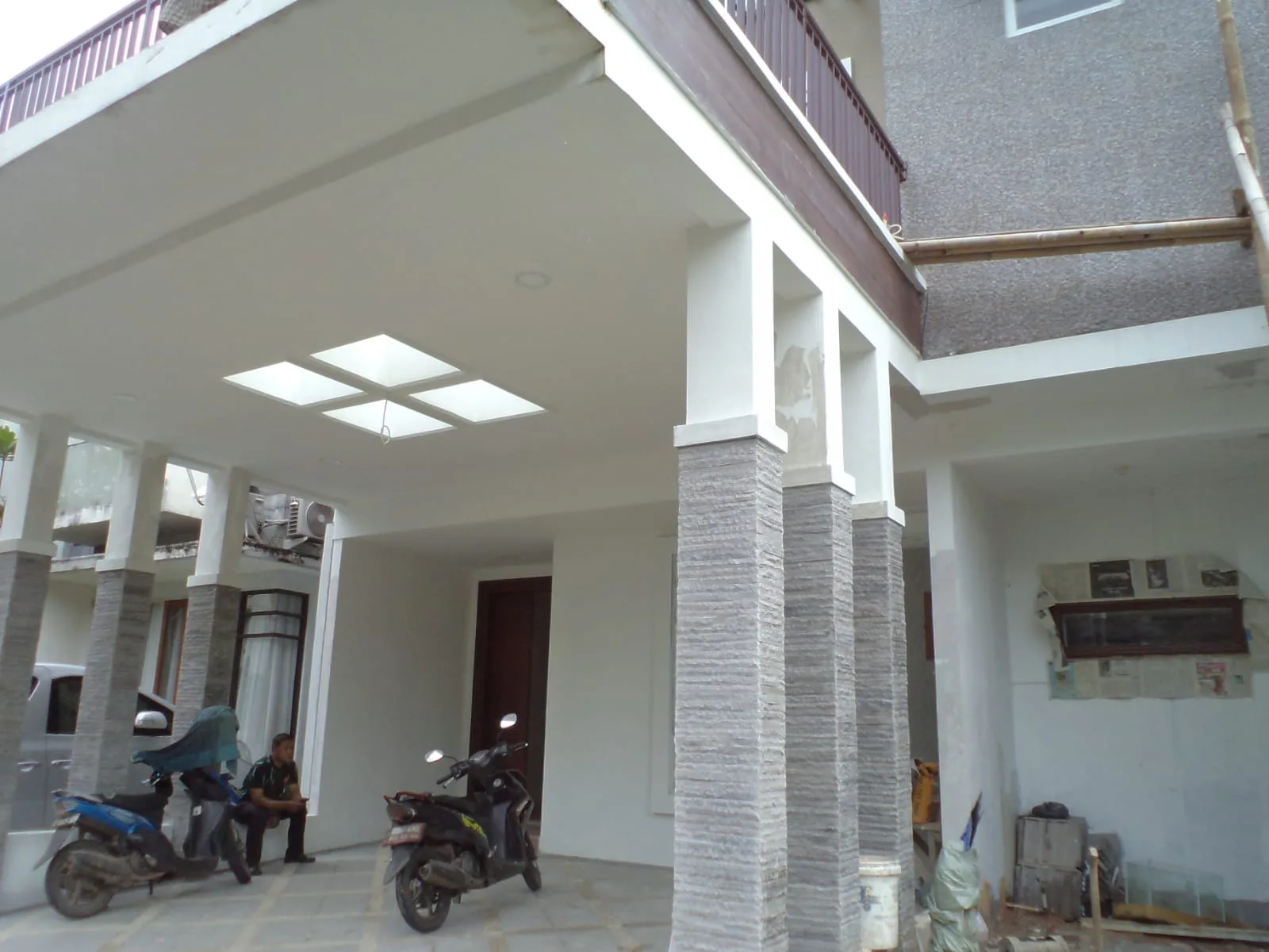 Proyek renovasi rumah oleh Alhambra Build